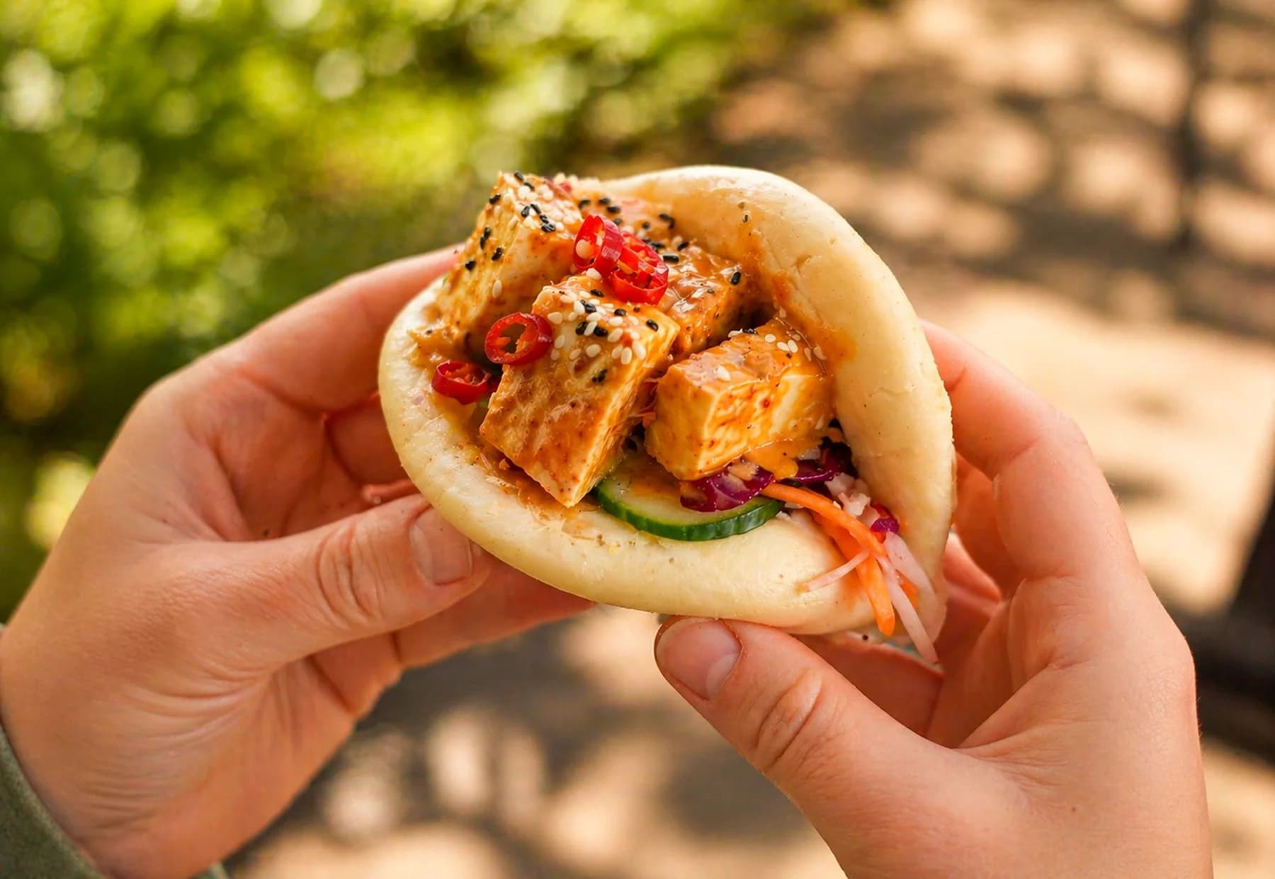 Pehmeä, täytetty bao-sämpylä käsissä